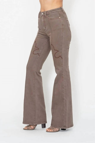 Judy Blue - Calça jeans flare com detalhe de costura no joelho e bolsos traseiros com proteção