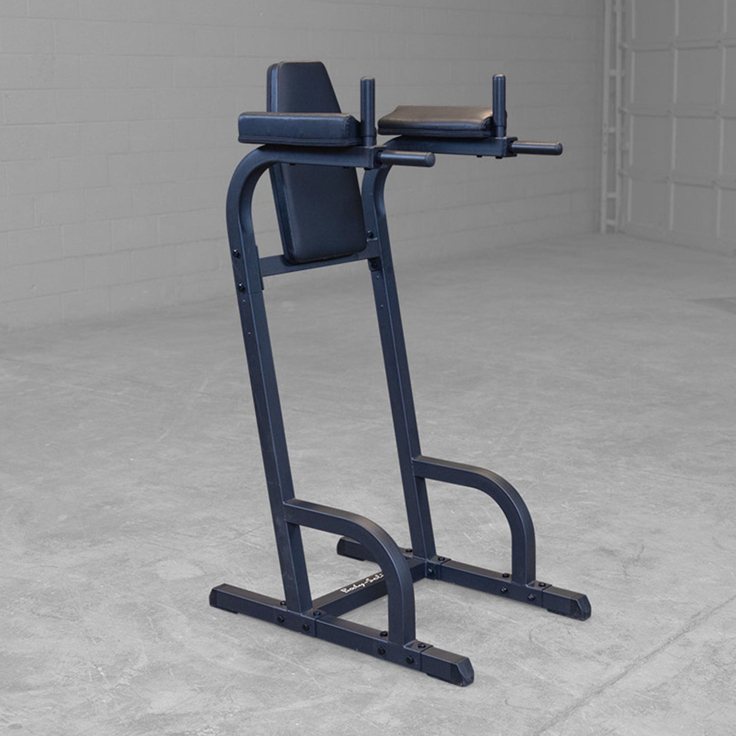 Estação de treino de exercícios de elevação e mergulho vertical de joelhos Body Solid Fitness, preta