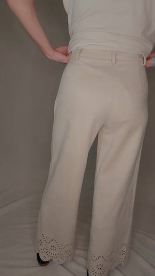 Allie Rose - Calça larga de camurça com corte a laser