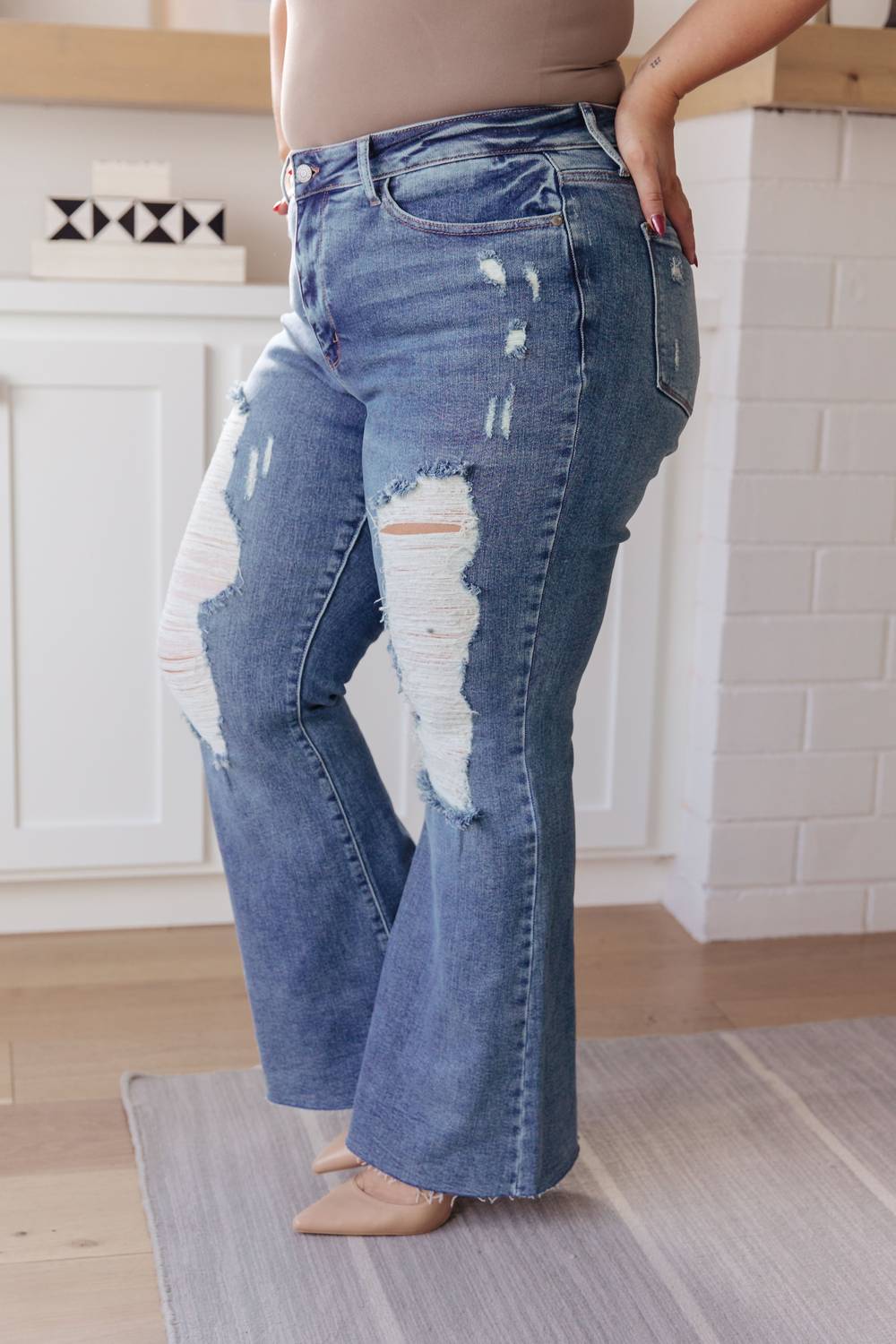 Judy Blue - Calça Jeans Flare Destroy de Cintura Alta e Pesada