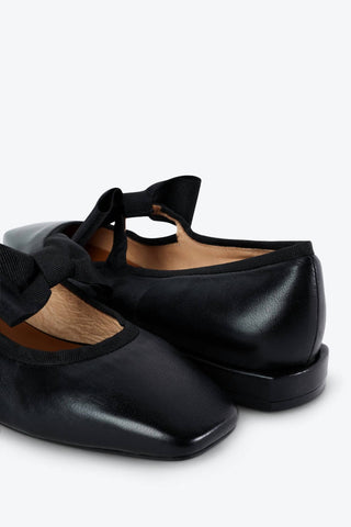 Intentionally Blank - Saltos Femininos de Londres