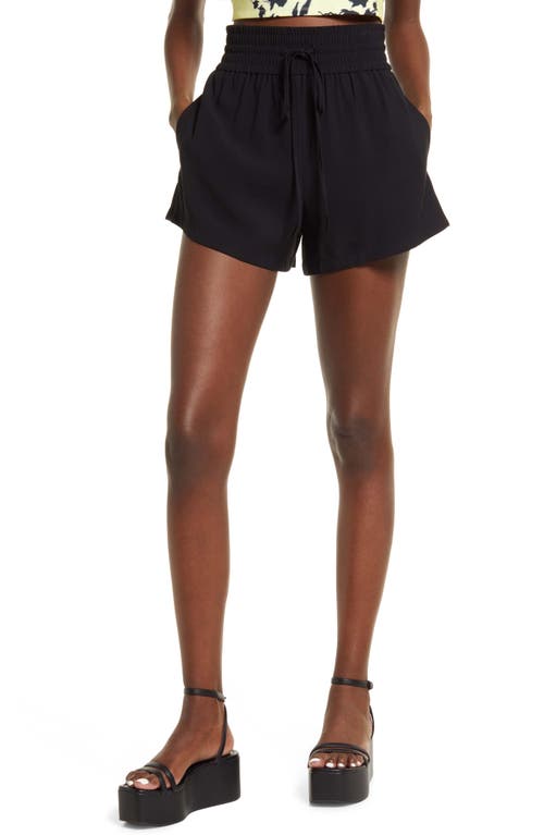 Shorts femininos com amarração na cintura e bolsos abertos