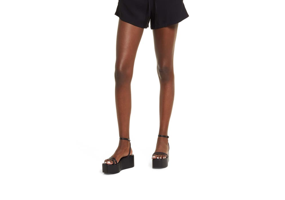 Shorts femininos com amarração na cintura e bolsos abertos