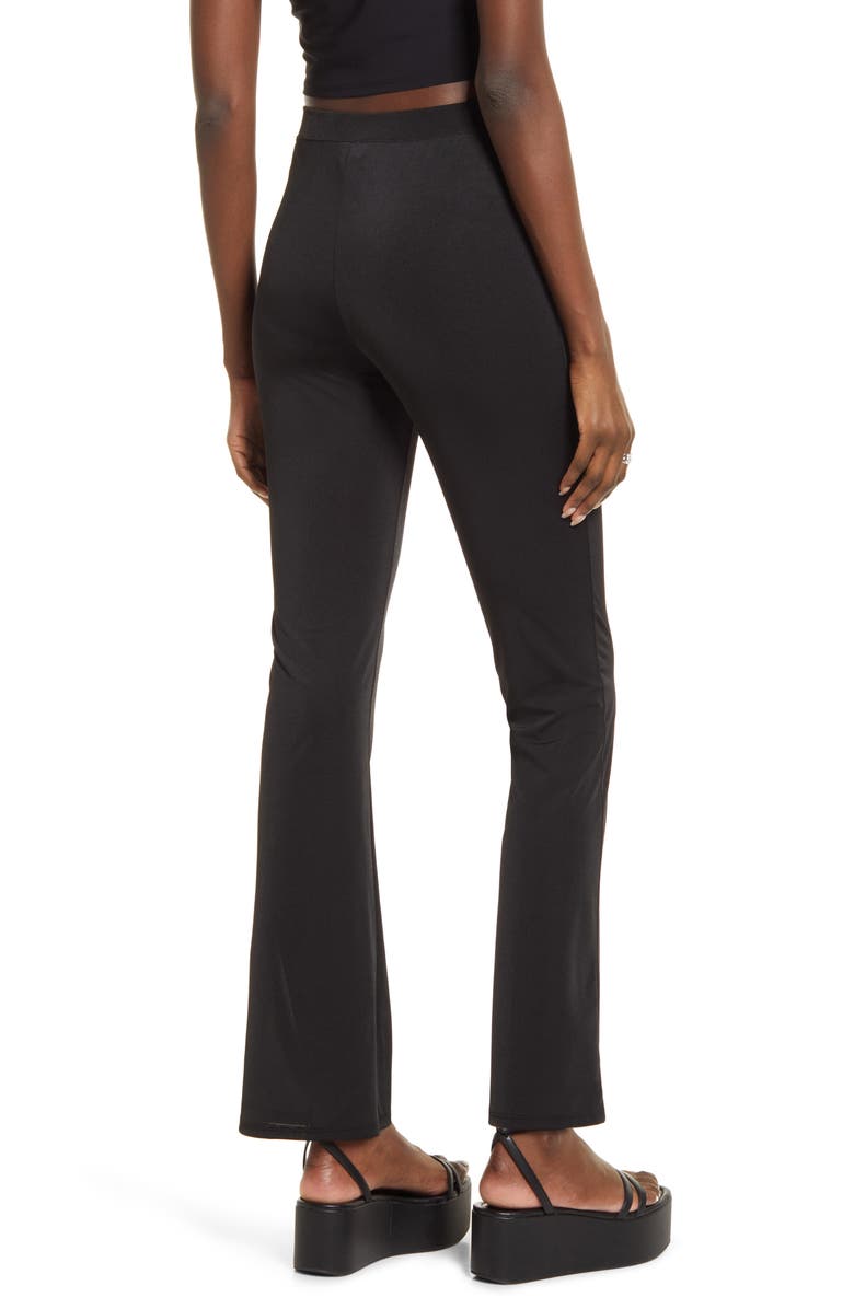 Calça flare de malha com acabamento aberto, tamanho médio, preta