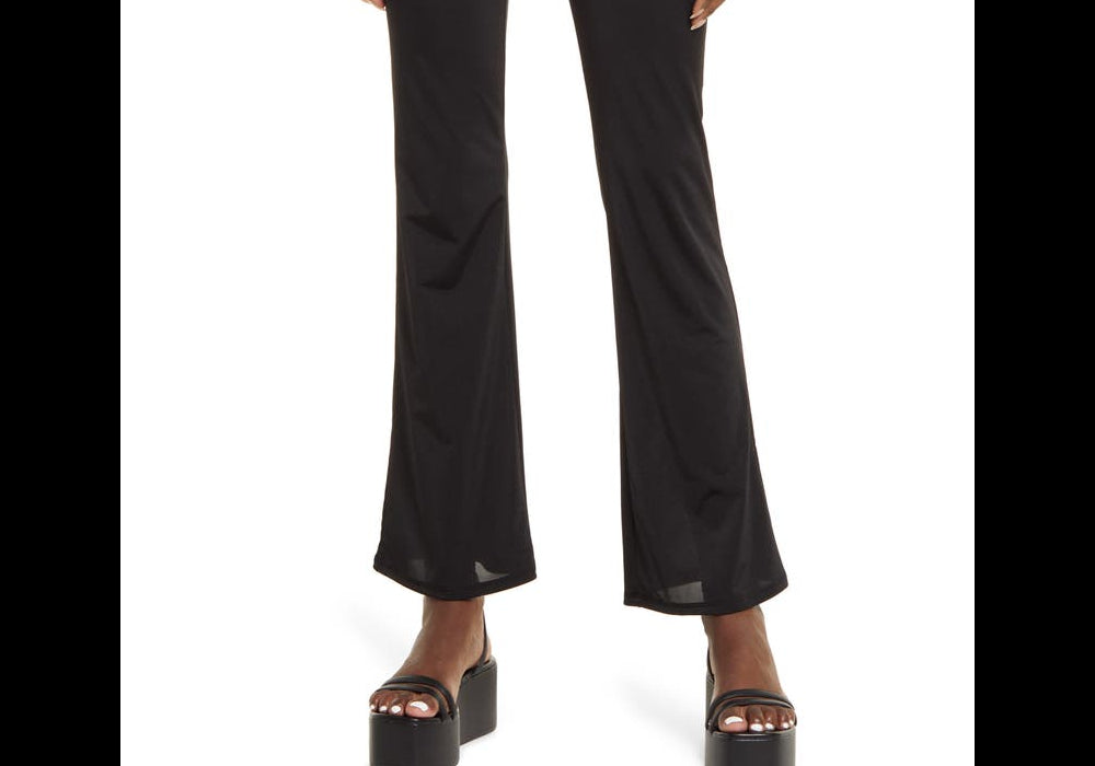 Calça flare de malha com acabamento aberto, tamanho médio, preta