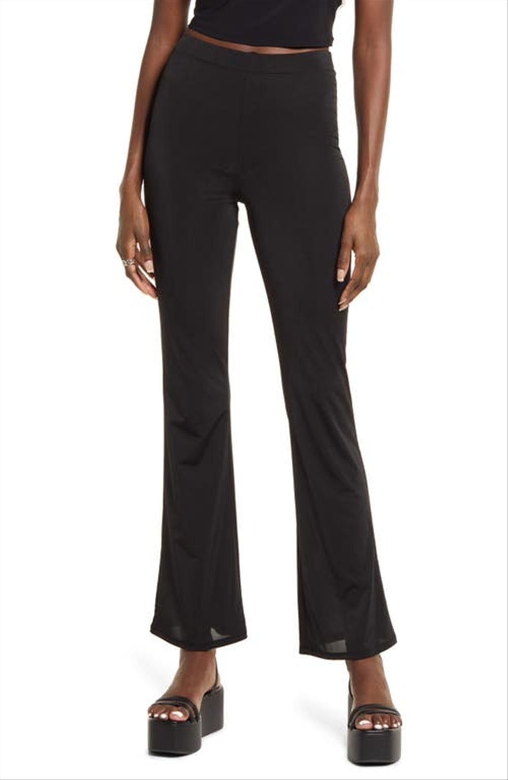 Calça flare de malha com acabamento aberto, tamanho médio, preta