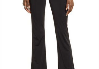 Calça flare de malha com acabamento aberto, tamanho médio, preta