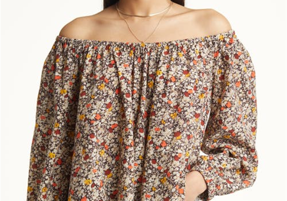 Treasure &amp; Bond Blusa franzida ombro a ombro marrom-marfim Cally Floral tamanho grande
