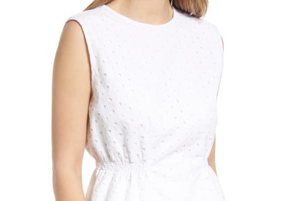 Blusa grande branca de halogênio com ilhós e cintura franzida