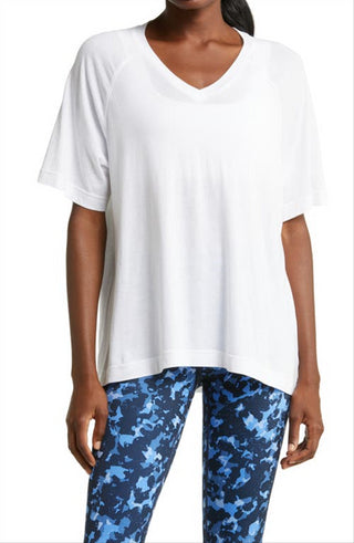 Camiseta feminina raglan branca com decote em V Zella, tamanho pequeno