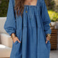 Vestido jeans com decote quadrado e manga comprida, com bolsos