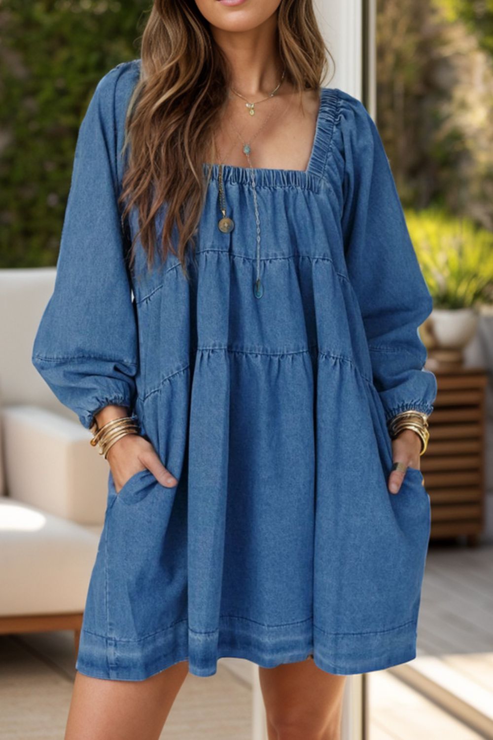 Vestido jeans com decote quadrado e manga comprida, com bolsos