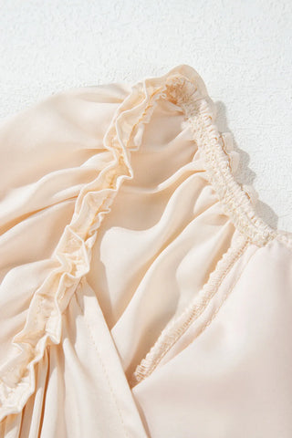 Vestido curto com babados, decote em V e manga comprida