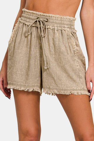 Shorts Zenana de linho lavado com bainha desfiada e cordão