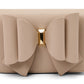 Bolsa transversal feminina Like Dreams com aba dupla e laço marrom, tamanho regular