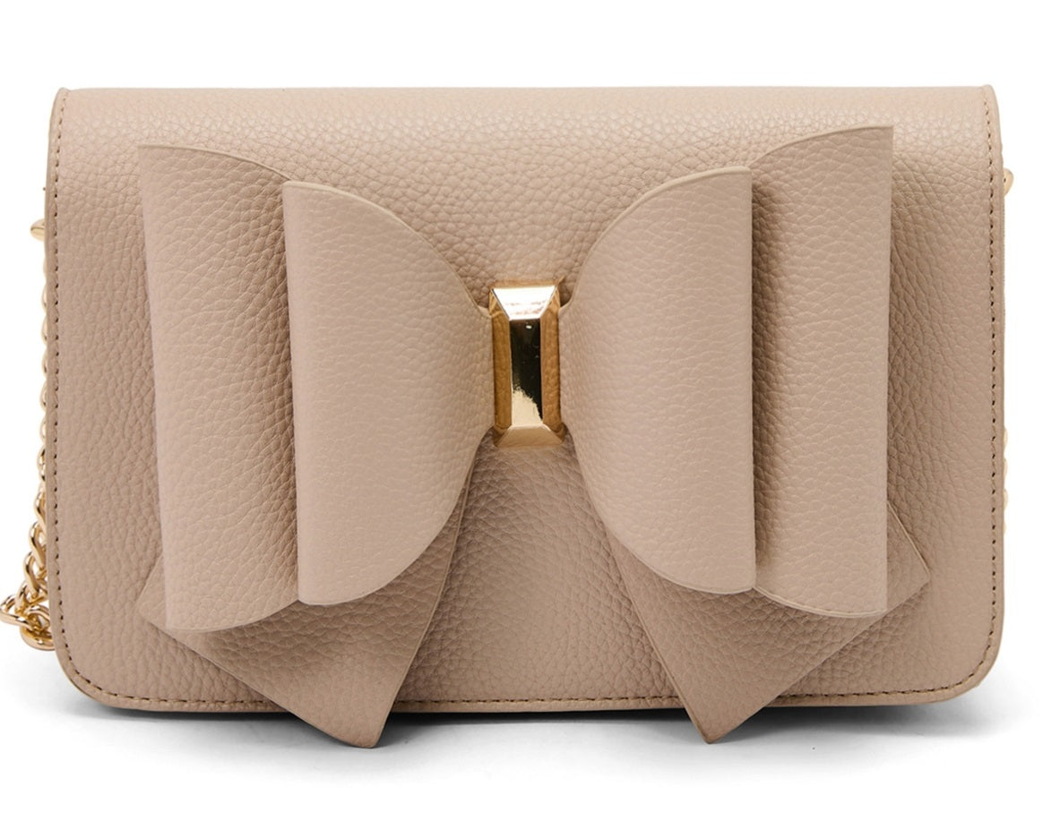Bolsa transversal feminina Like Dreams com aba dupla e laço marrom, tamanho regular