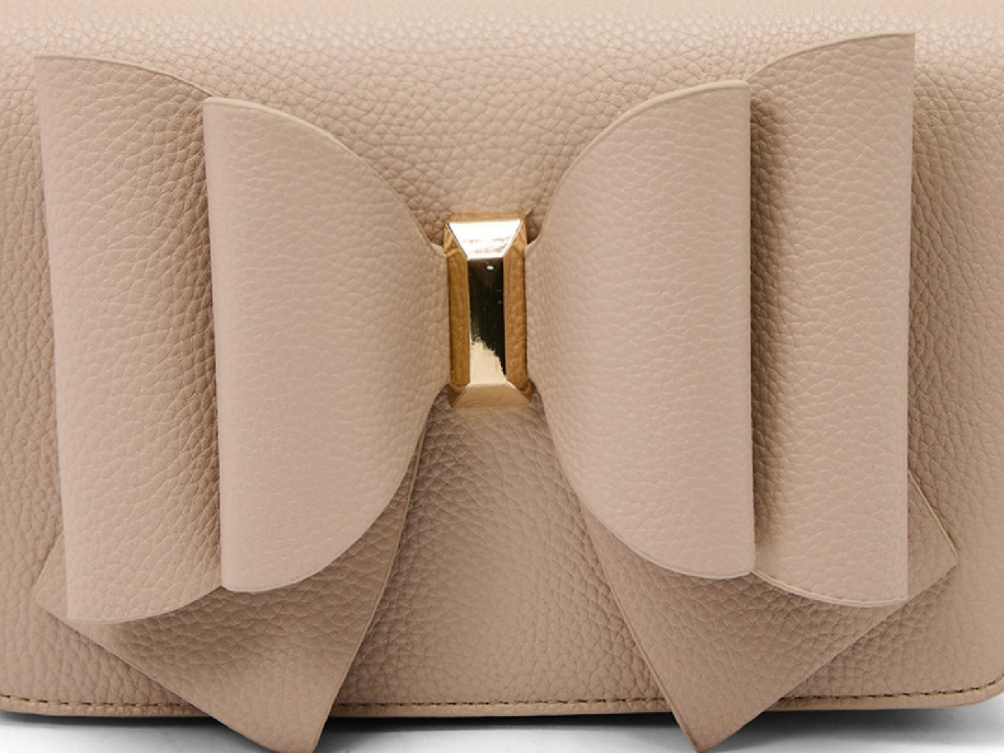 Bolsa transversal feminina Like Dreams com aba dupla e laço marrom, tamanho regular