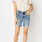 Judy Blue - Bermuda de cintura alta com bainha destruída