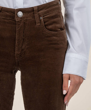 Kut From The Kloth - Calça flare Kelsey de veludo cotelê de cintura média