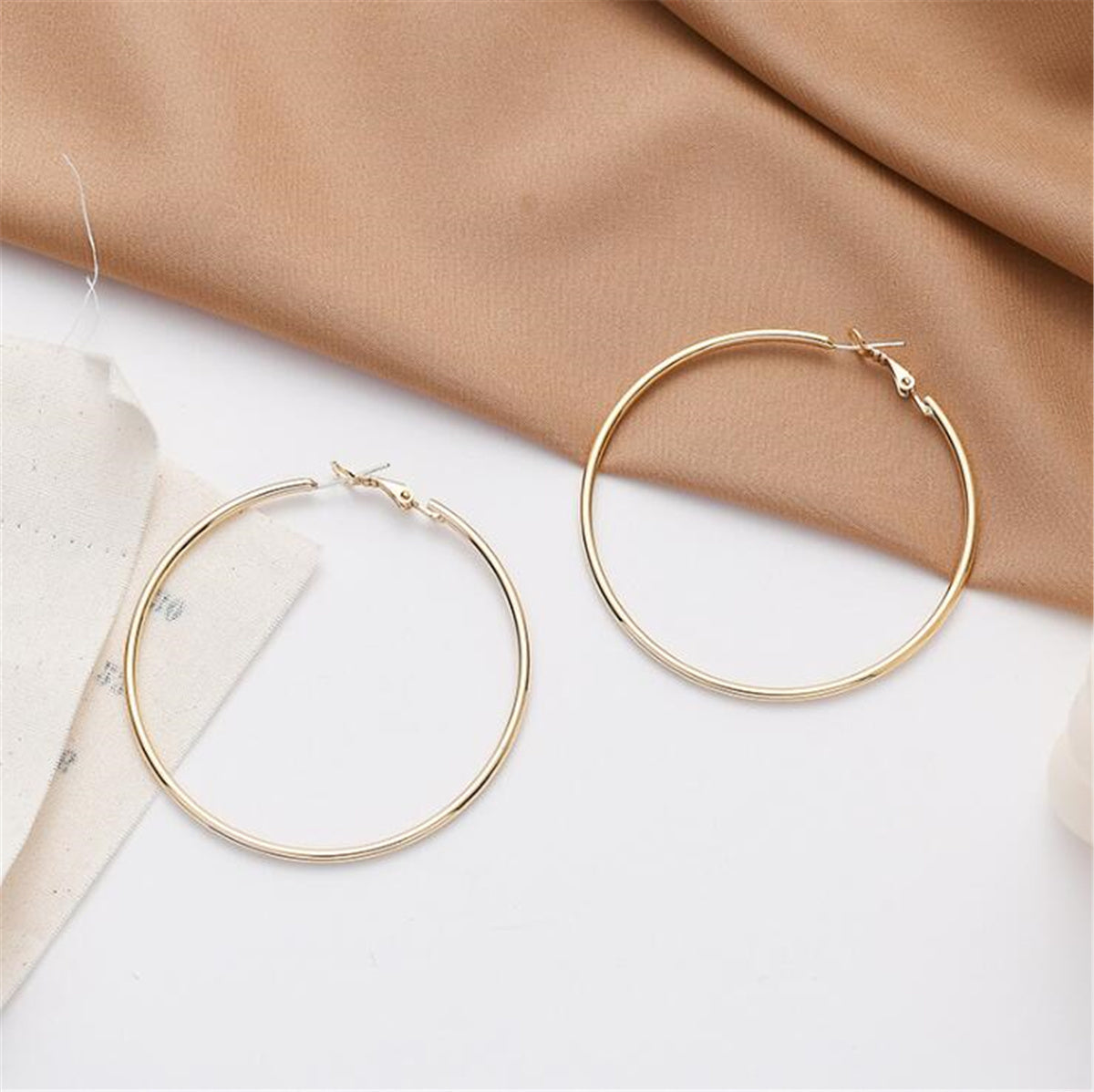 Brinco de argola grande em ouro 14k com fecho ômega (60 mm)