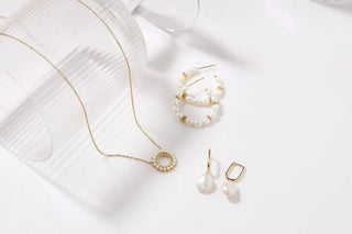 Eklexic - Brincos Huggie Hoops Femininos com Pérolas e Contas