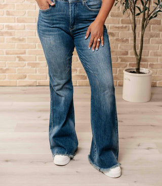 Judy Blue - Top de controle de cintura alta com bainha desfiada e calça jeans flare