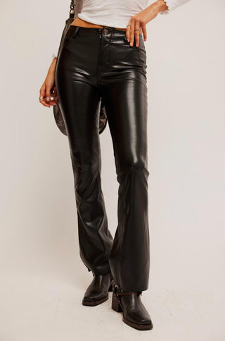 Free People - Calça Level Up Vegan Leather Slit Boot Cut