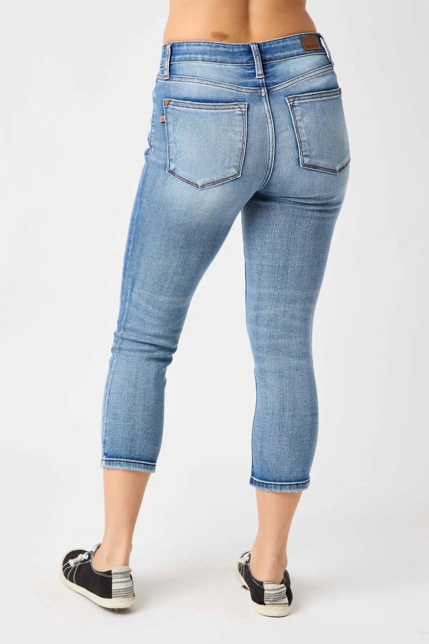 Judy Blue - Mid-Rise Contrast Wash Skinny Capri