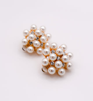 Brincos de pressão com elegância floral perolada