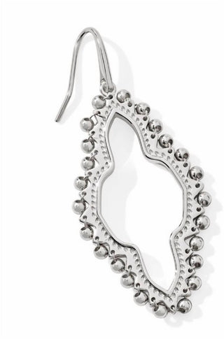 Kendra Scott - Brincos Abbie com miçangas e moldura aberta