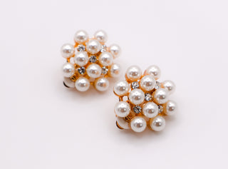 Brincos de pressão com elegância floral perolada