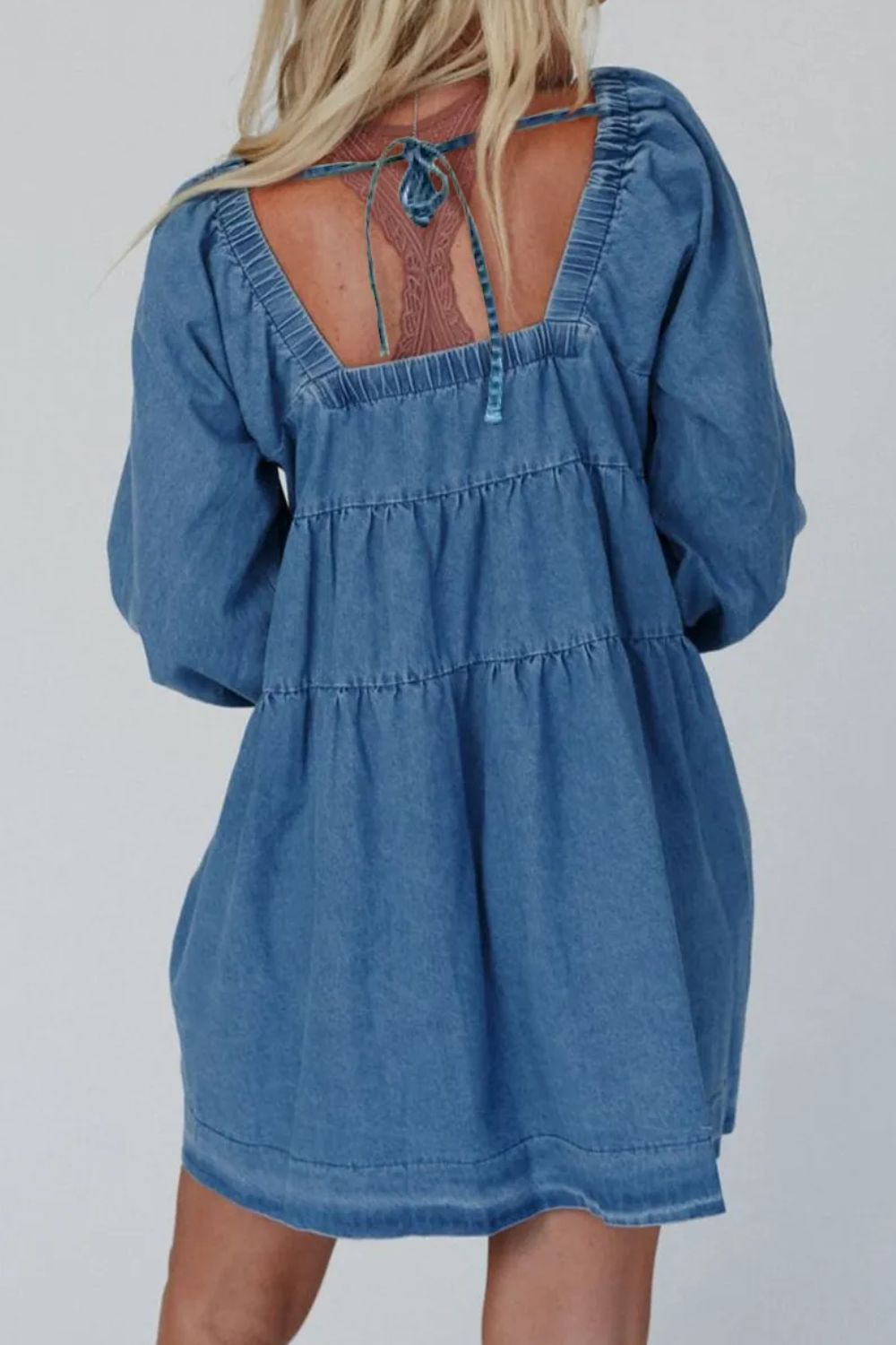 Vestido jeans com decote quadrado e manga comprida, com bolsos