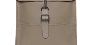 Mochila Rains Masculina Mini Flap Bege Tamanho Regular