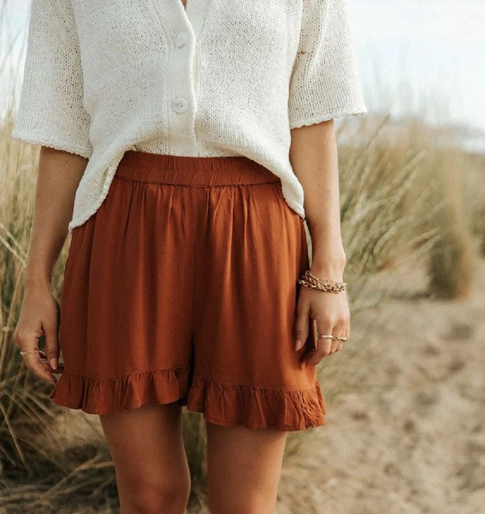 VERO MODA Shorts feminino com babados e bainha marrom, tamanho X-S