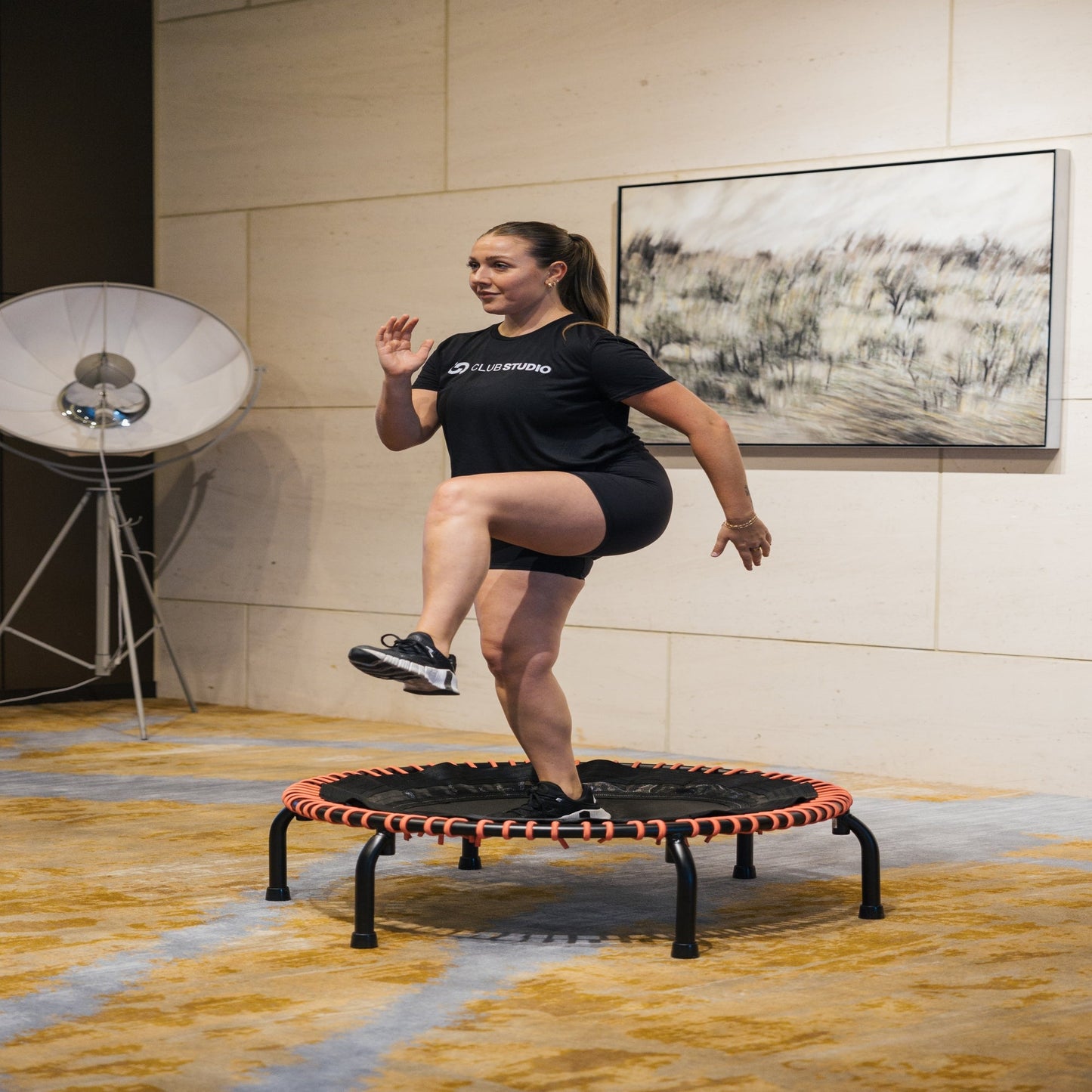 Trampolim de fitness JumpSport 350 PRO de 39 polegadas com cordões elásticos EnduroLast rosa