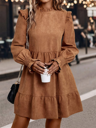 Vestido curto com babados, gola redonda e manga comprida