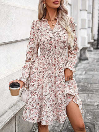 Vestido de manga comprida com babados e sobrepeliz floral