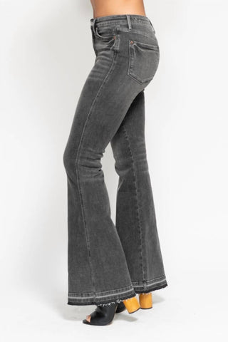 Judy Blue - Calça Jeans Flare com Bainha Lançada Mr Tummy Control