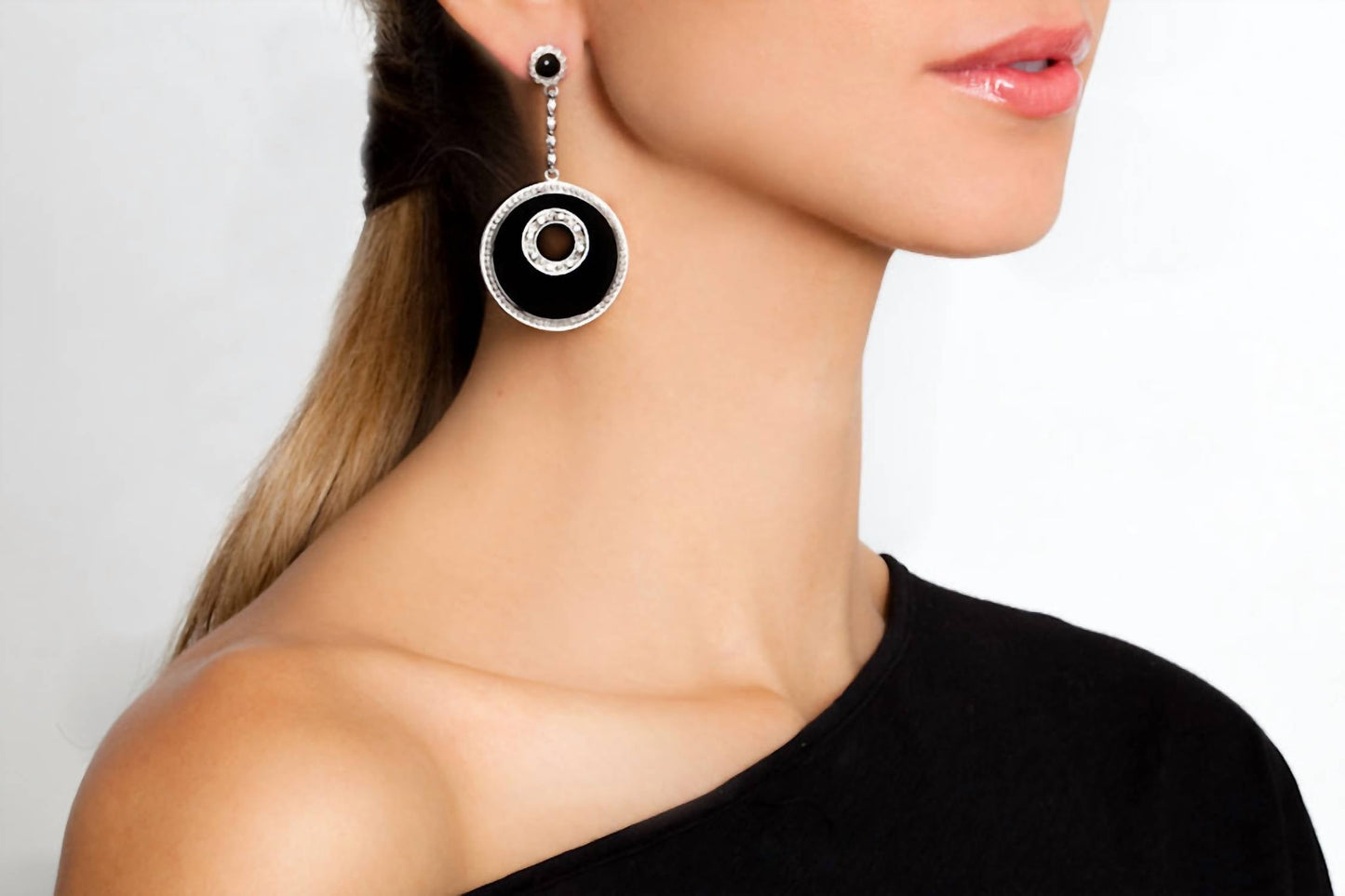 Avenue Chic - Women's Love Earrings