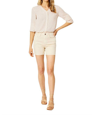 Judy Blue - Short jeans de cintura alta com bordado e tingimento de roupa