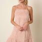 Vestido curto de alças finas com babados e penas Mittoshop