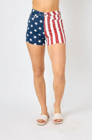 Judy Blue - Shorts de cintura alta com bandeira americana e bainha desfiada