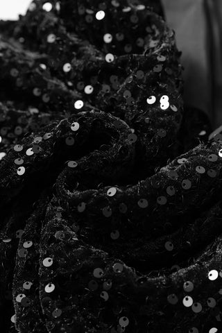 Vestido curto de manga comprida com decote redondo e lantejoulas