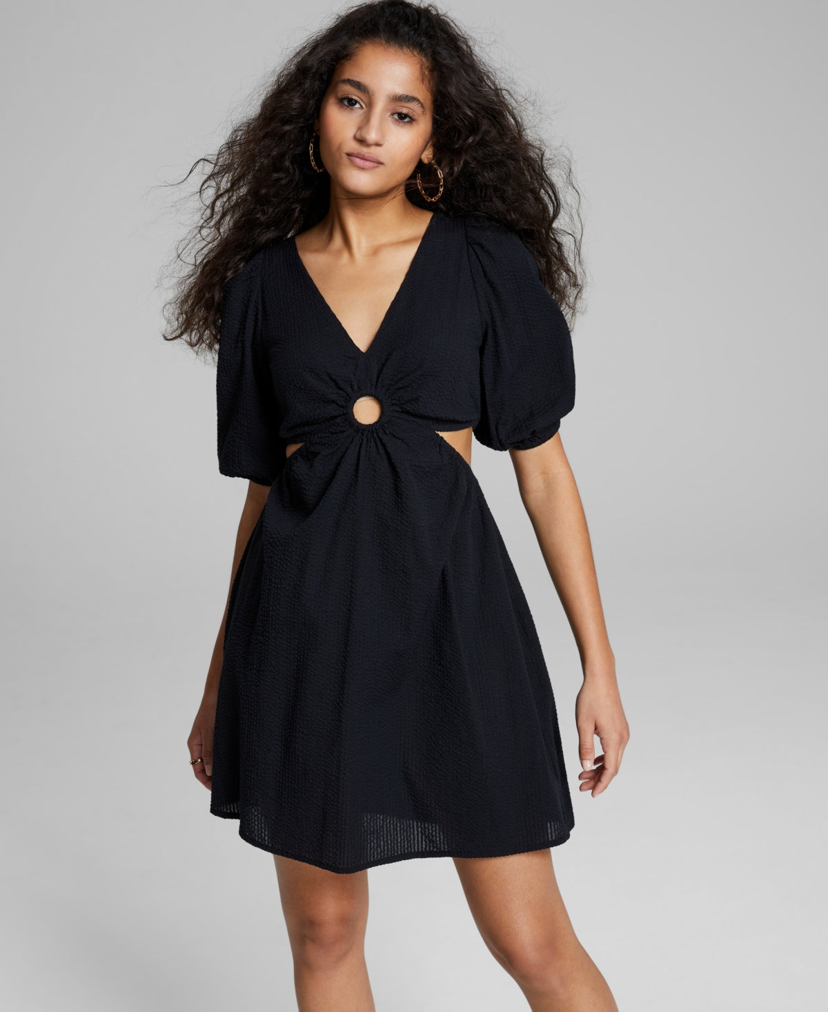 E agora este minivestido feminino de algodão com decote em V, preto, tamanho médio