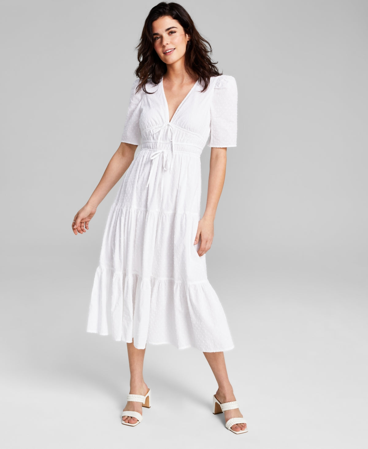 E agora este vestido longo de algodão com decote em V e bolinhas, tamanho X-G, branco