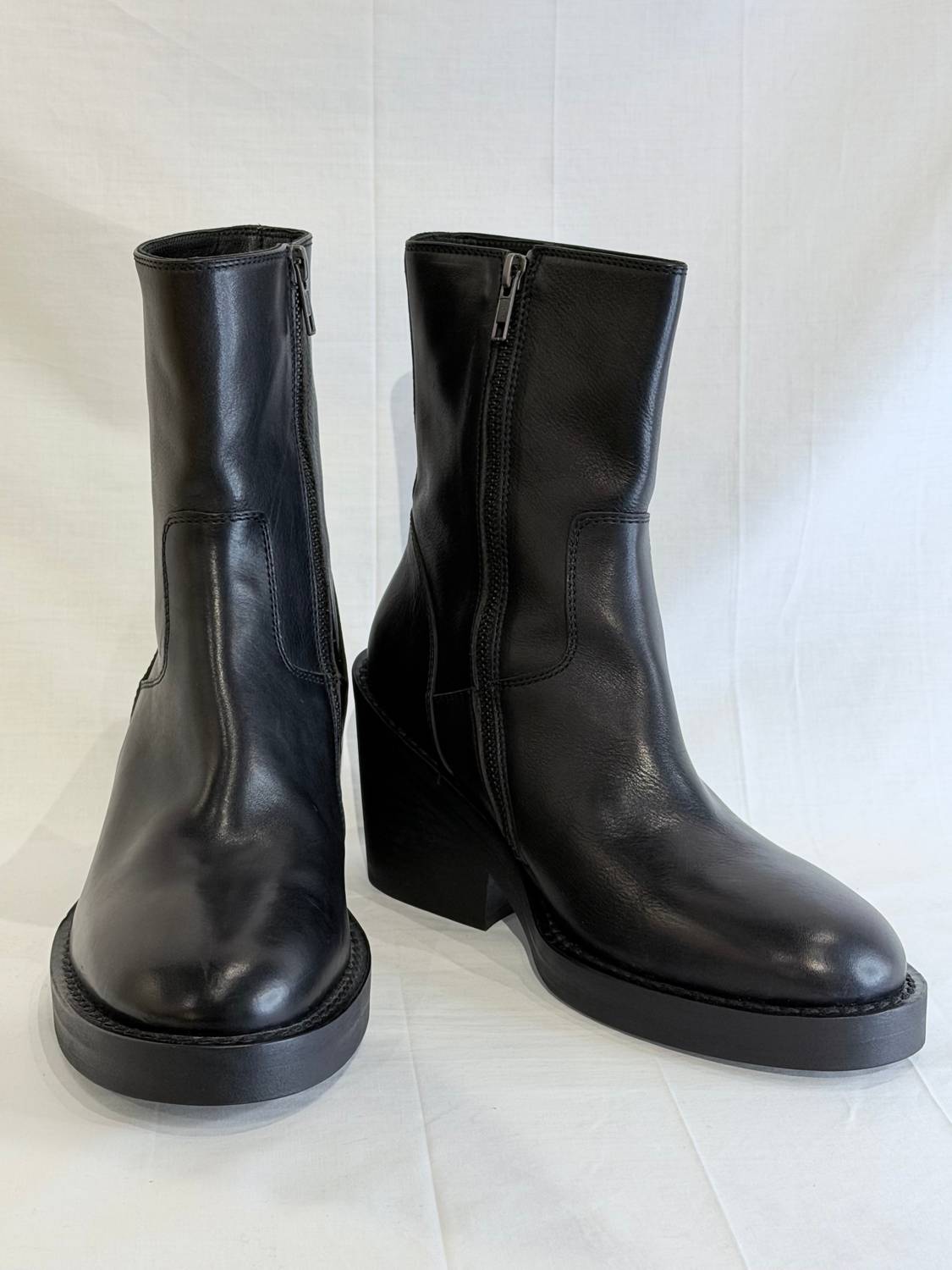 Ann Demeulemeester - Women's Zip Up Leather Ankle Boots