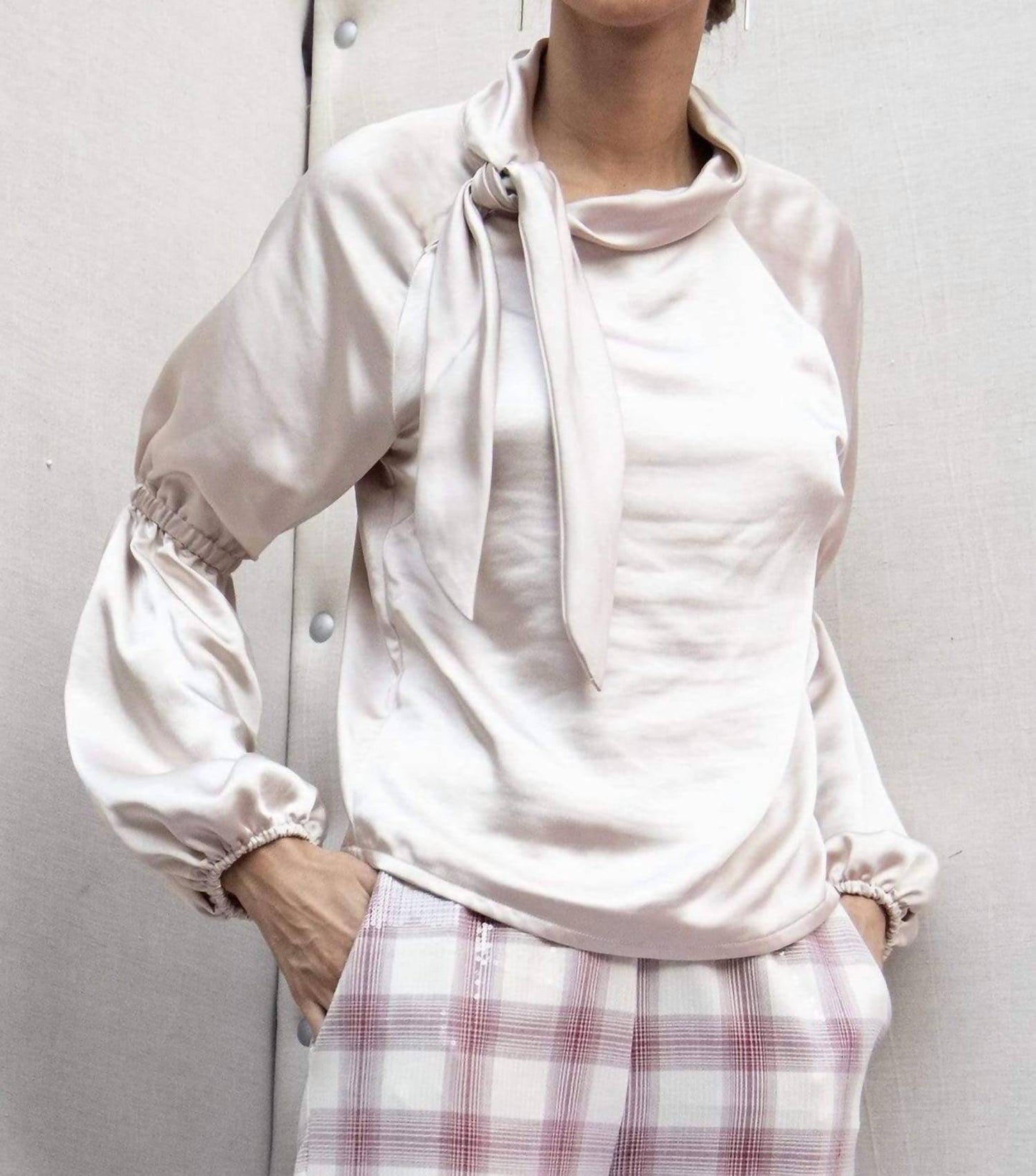 Eva Franco - Blusa Nora de cetim com mangas franzidas