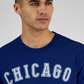 E agora esta camiseta masculina Chicago Graphic azul tamanho pequeno