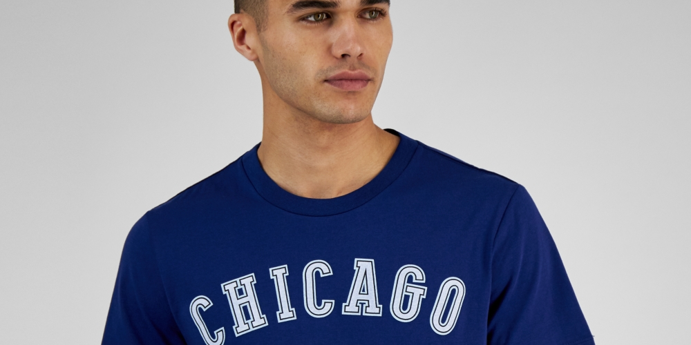 E agora esta camiseta masculina Chicago Graphic azul tamanho pequeno