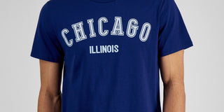 E agora esta camiseta masculina Chicago Graphic azul tamanho pequeno